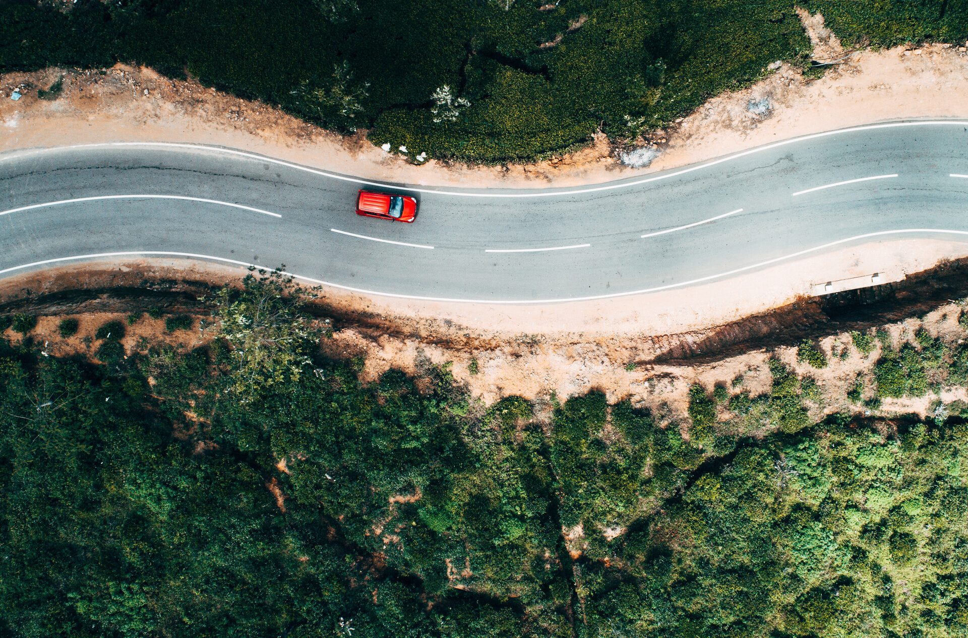 Luftfoto af bilen på en malerisk vej.