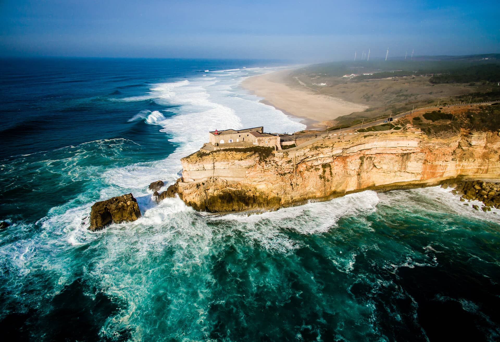 Udsigt over klipper ned mod havet i Portugal.