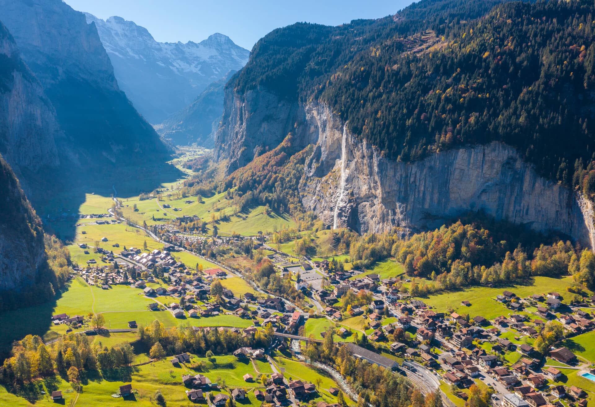 Imponerende udsigt over landskab i Schweiz.