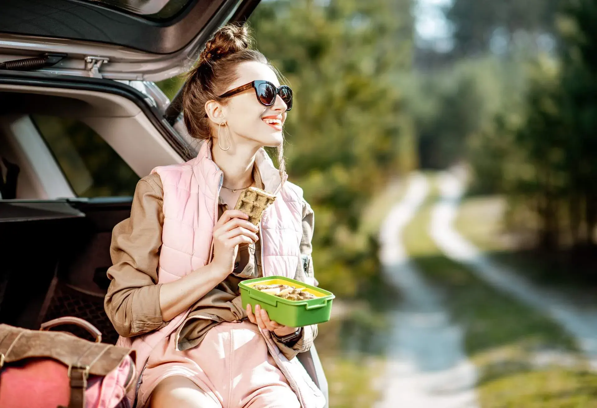 theme_car_roadtrip_people_food_packed_lunch_gettyimages-1141989773_universal_within-usage-period_83129