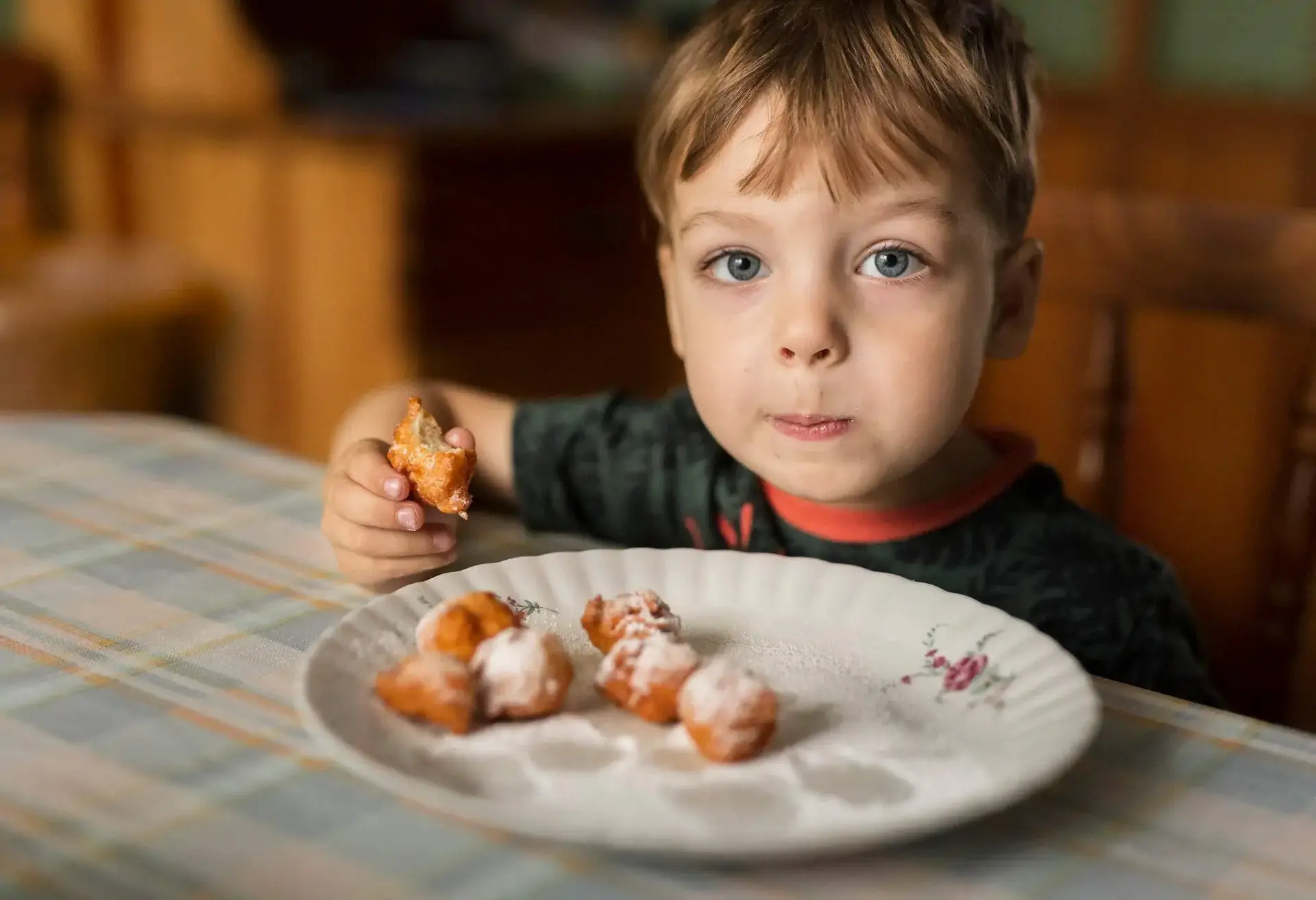 FOOD_BOY_EATING_POLAND