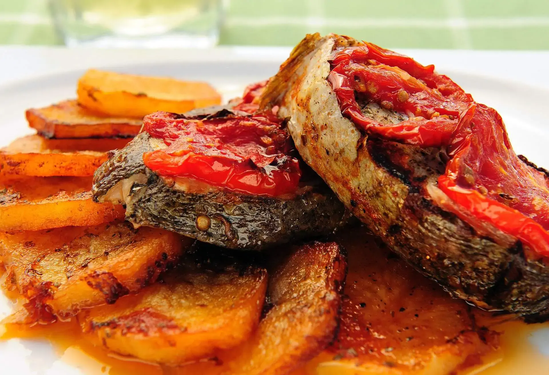 Bourdeto with tomato slices and potatoes