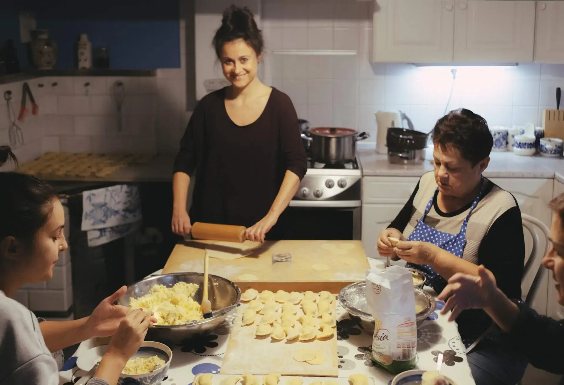 FOOD_PIEROGI_FAMILY_PREPARING_POLAND