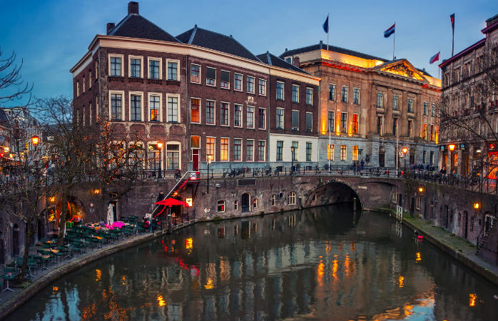 Oplev Utrecht by night og nyd synet af de hyggelige kanaler og oplyste, gamle huse
