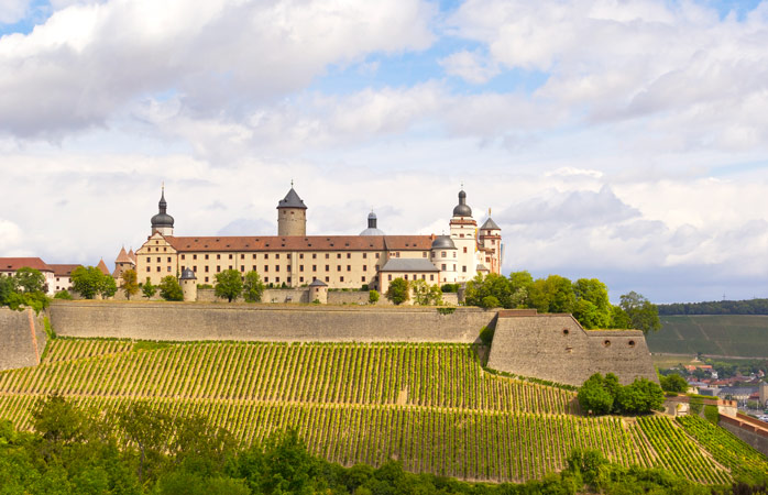Husk at nyde udsigten: Festung Marienberg omgivet af vinmarker