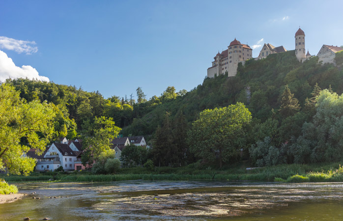 Højt oppe på de græsklædte bakker: Burg Harburg
