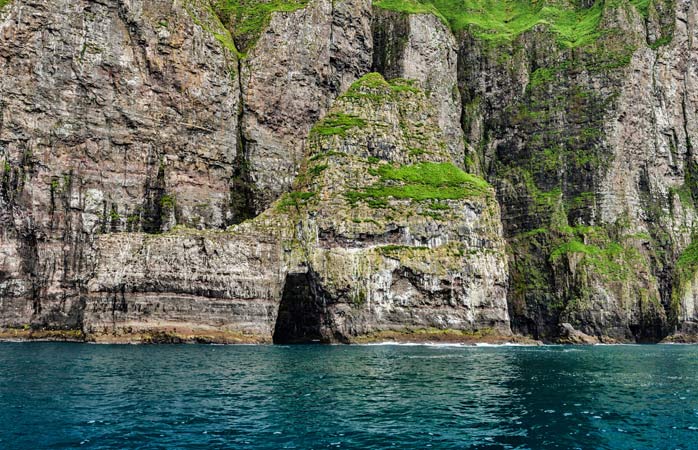 Tag en sejltur ind grotterne ved Vestmannas havklipper