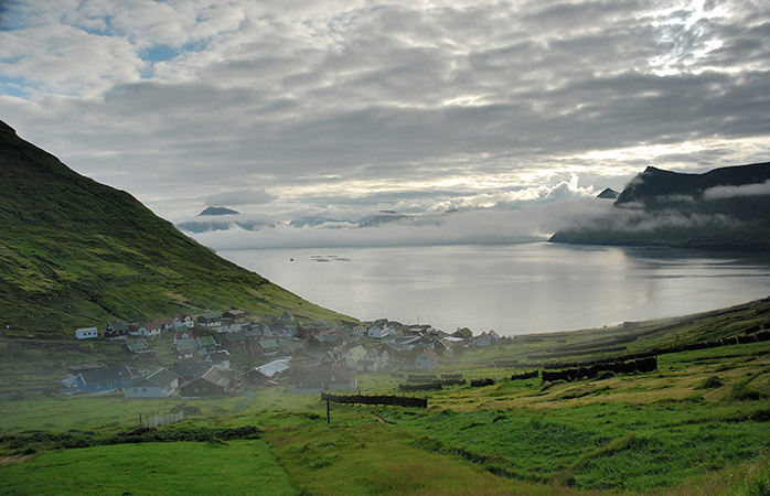 En tåget morgen ved landsbyen Funningur på øen Eysturoy