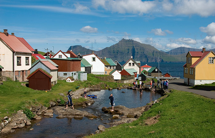 En solskinstime i den idylliske landsby Gjógv