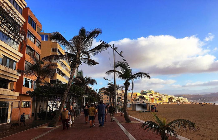 Promenaden langs Las Canteras-stranden i Las Palmas de Gran Canaria lokker med butikker, barer og restauranter