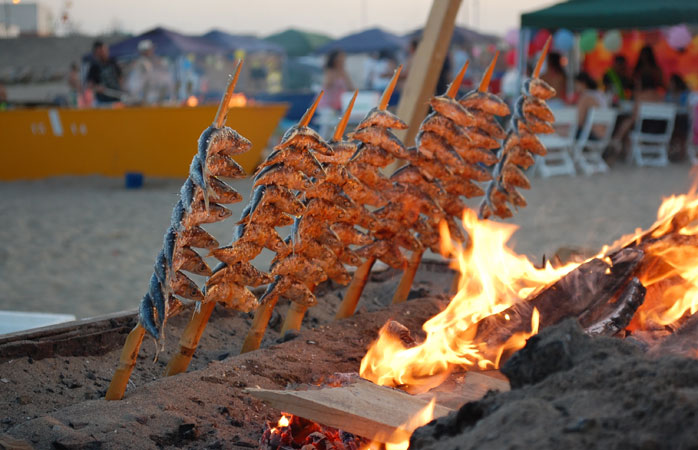 Friskgrillede sardiner - en lokal delikatesse serveret direkte på stranden