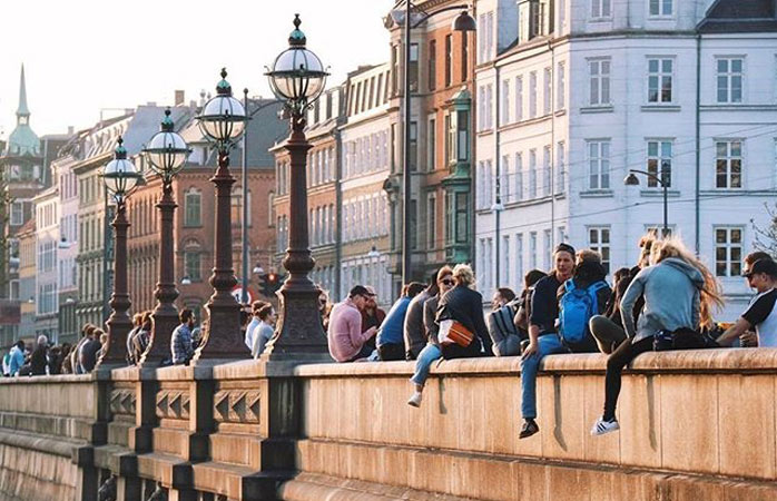 Hæng ud i solen på Dronning Louises Bro 