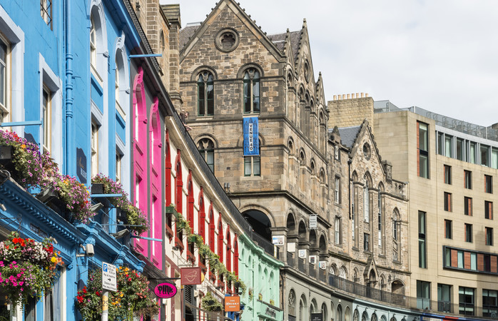 Schottland _DSC9250, Bunte Geschäftfassaden in der Straße West Bow von Edinburgh City in Schottland