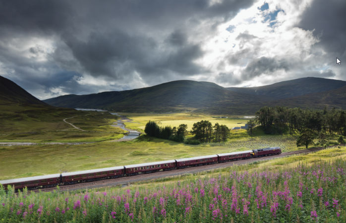 The Royal Scotsman kører over det skotske højland