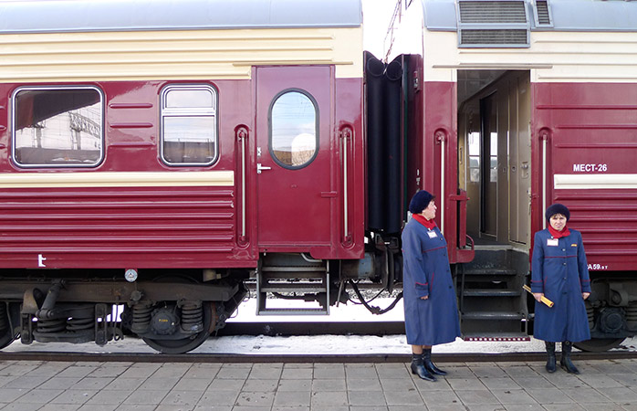 Provodnitsas - togkonduktører foran et transsibirisk tog