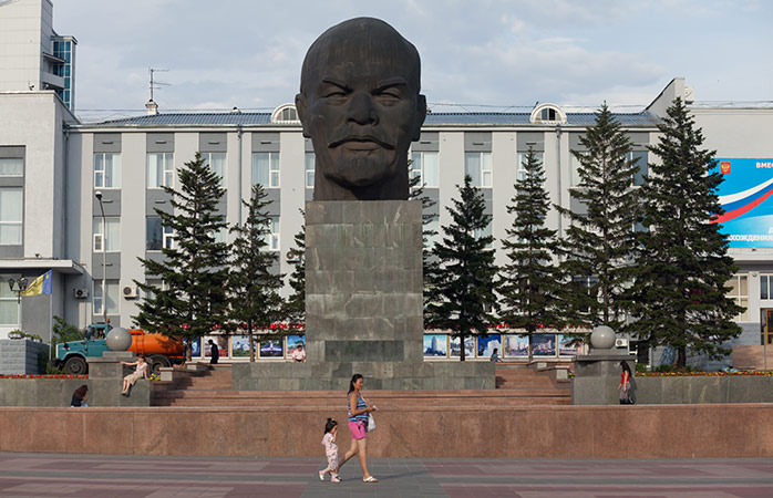 Se statuen af Vladimir Lenins hoved i Ulan Ude på vej med Den Transsibiriske Jernbane