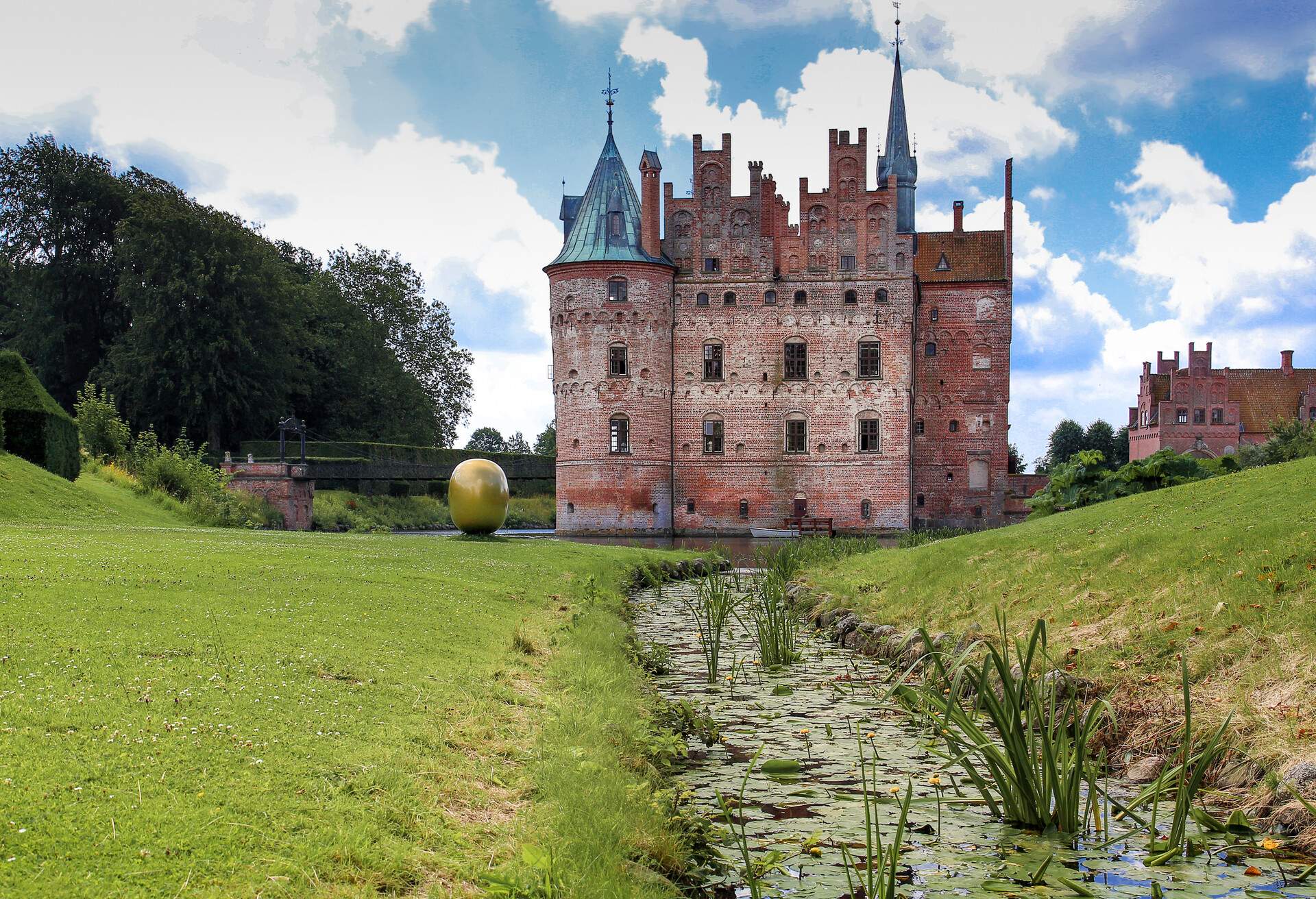 DEST_DENMARK_FYN_FUNEN_Egeskov_Castle_GettyImages-639630808