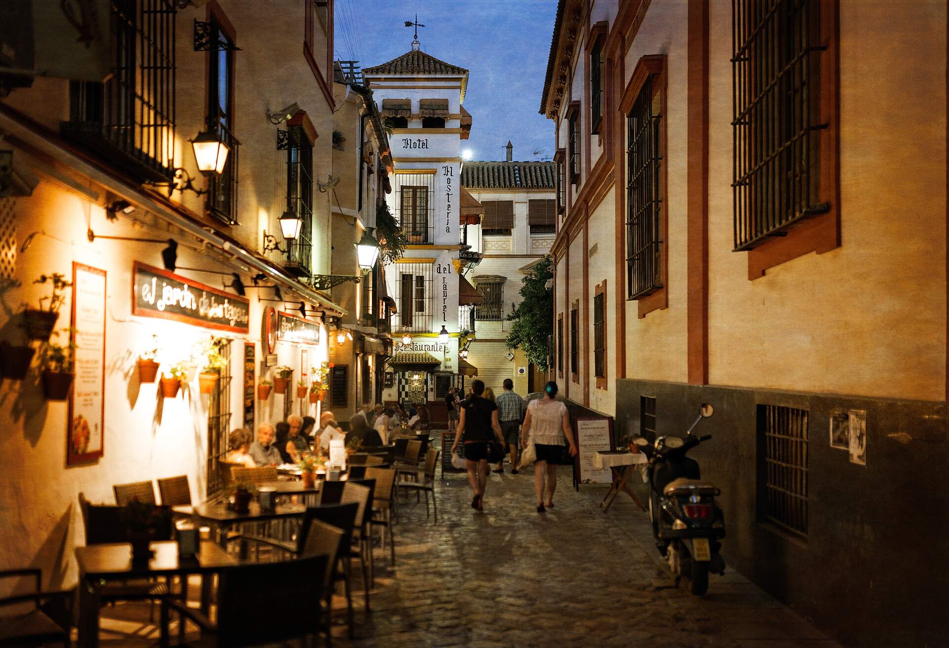 DEST_SPAIN_SEVILLE_STREET_RESTAURANT_GettyImages-587425483