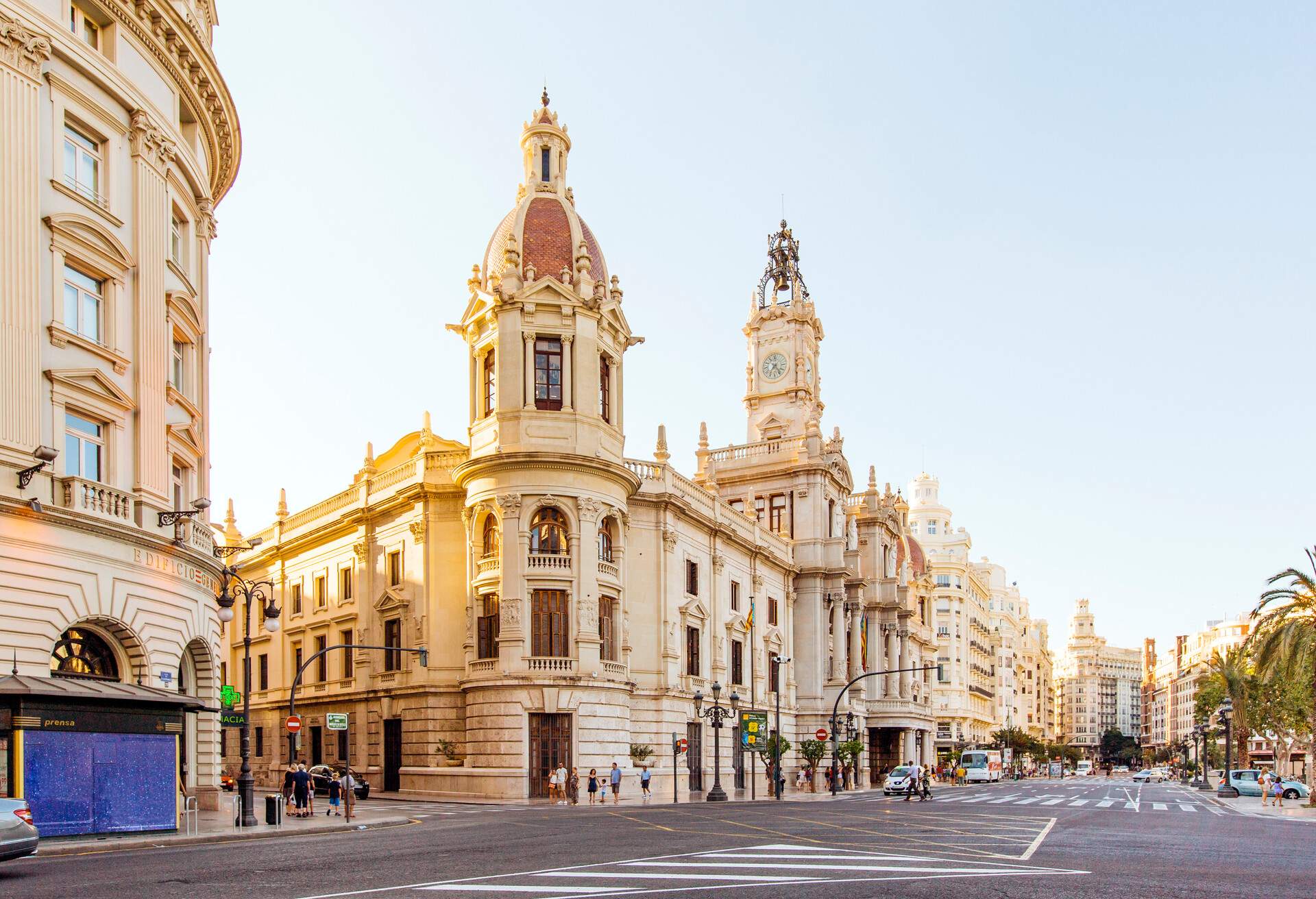 DEST_SPAIN_VALENCIA_AYUNTAMIENTO-PLAZA_CITY-HALL_GettyImages-610804442