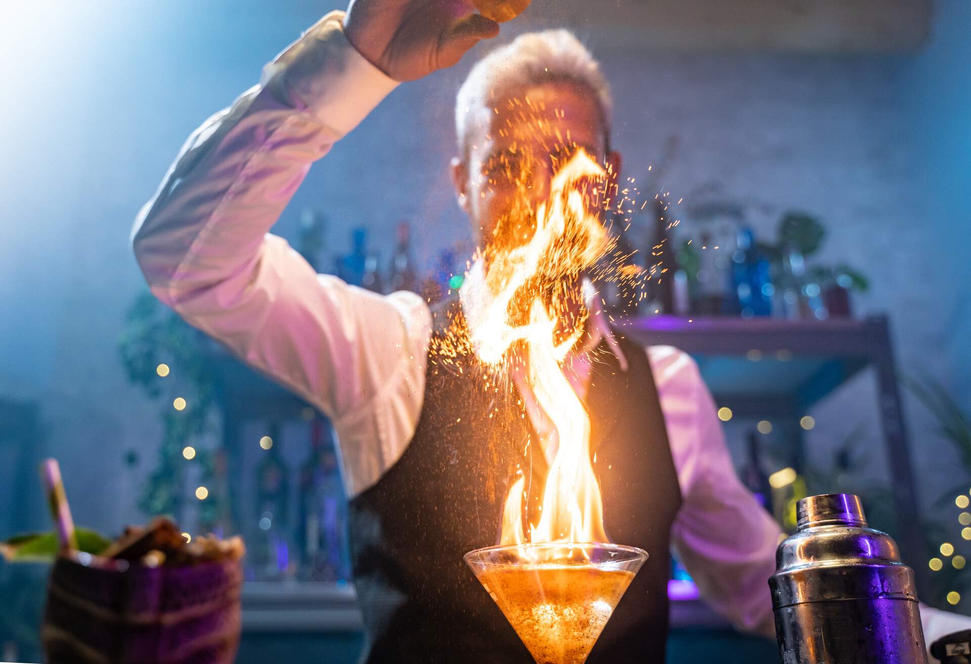 THEME_BAR_BARTENDER_FLAMBE-COCKTAIL_MIXOLOGY_GettyImages-1410238954