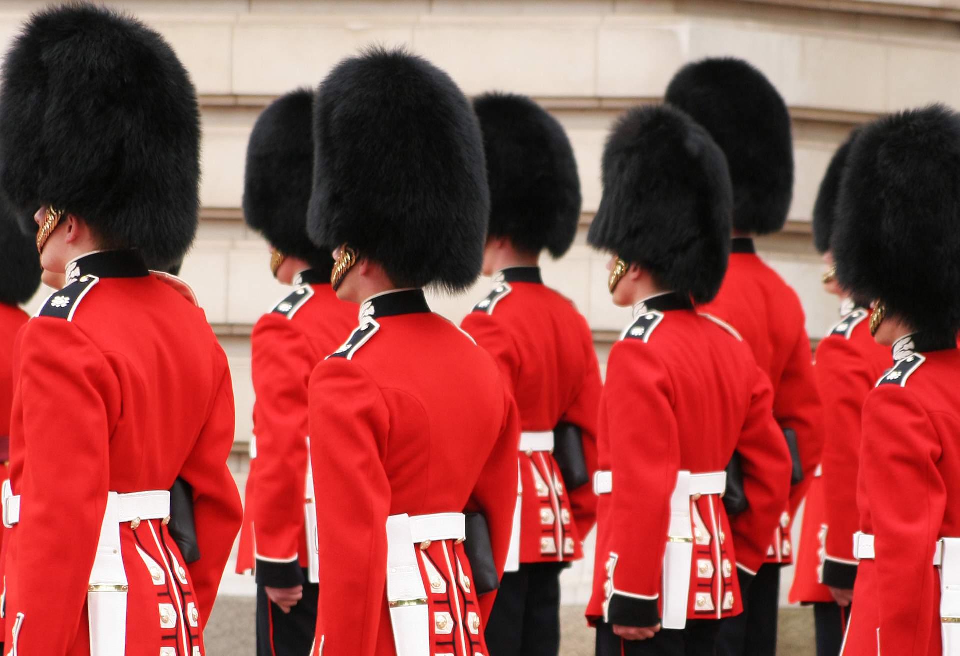 Guards in uniform, Buckingham Palace, London, UK.