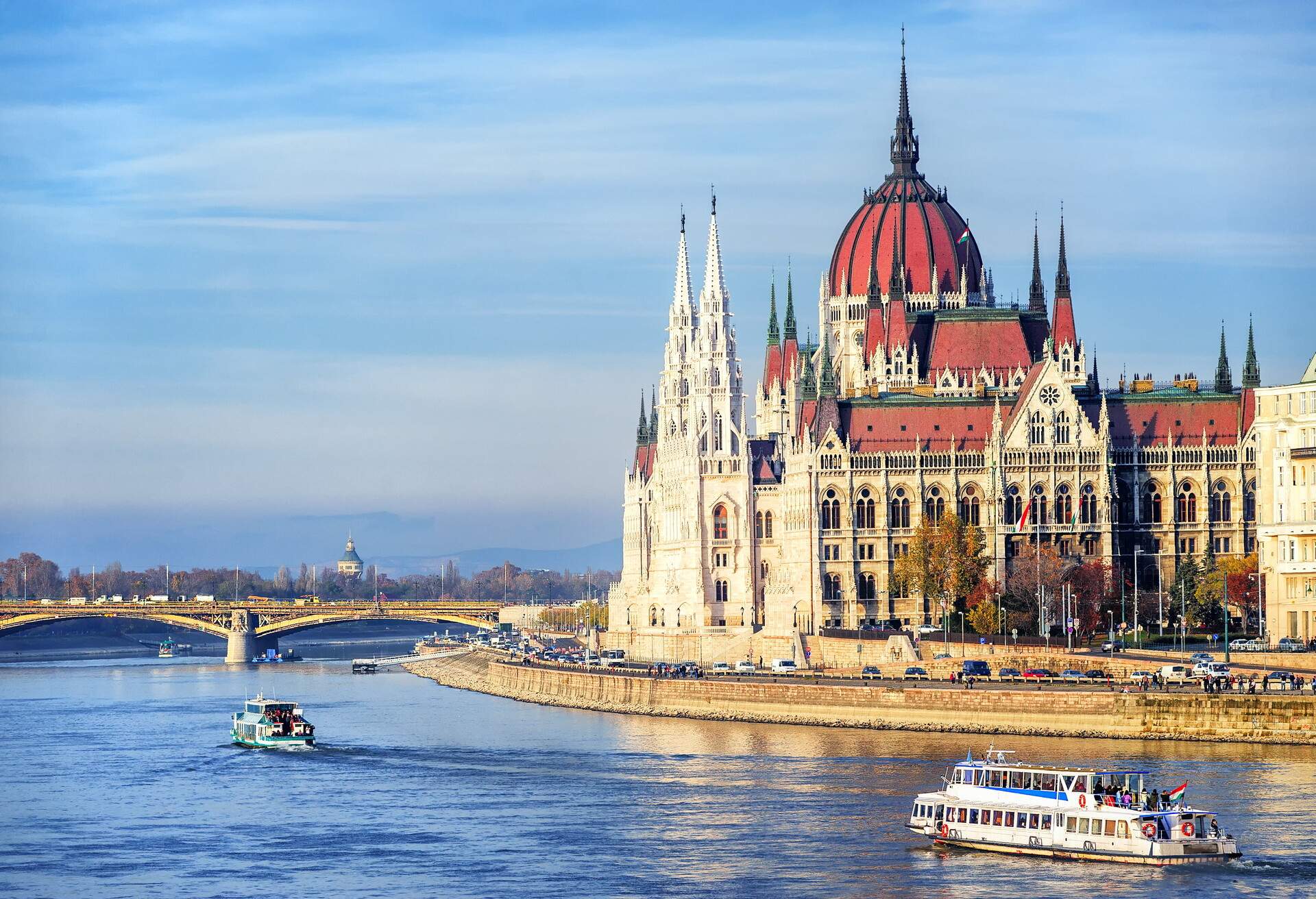 DEST_HUNGARY_BUDAPEST_PARLIAMENT BUILDING_shutterstock-portfolio_203853217