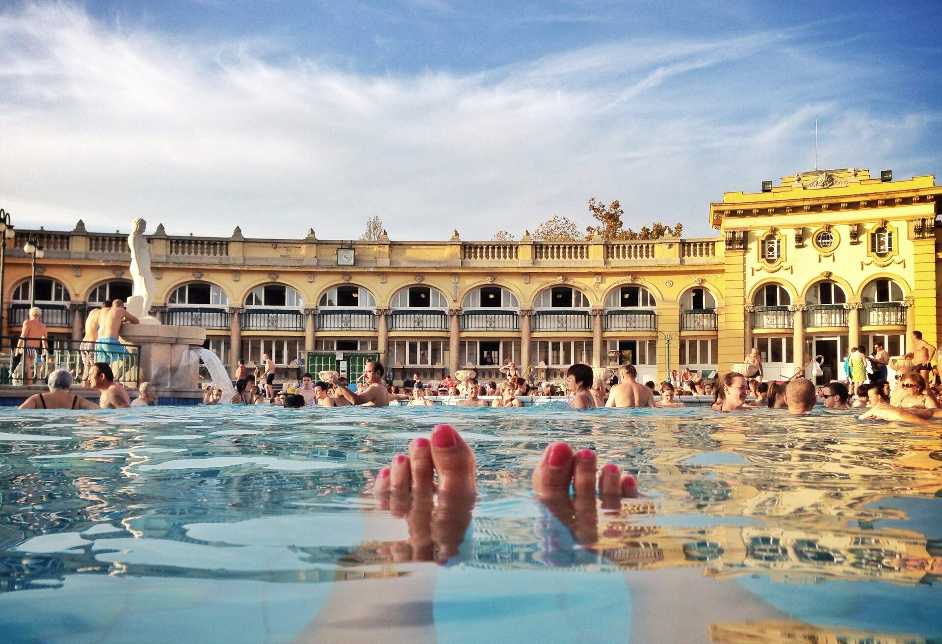 DEST_HUNGARY_BUDAPEST_SZECHENYI_THERMAL_BATH_PEOPLE_GettyImages-531684109