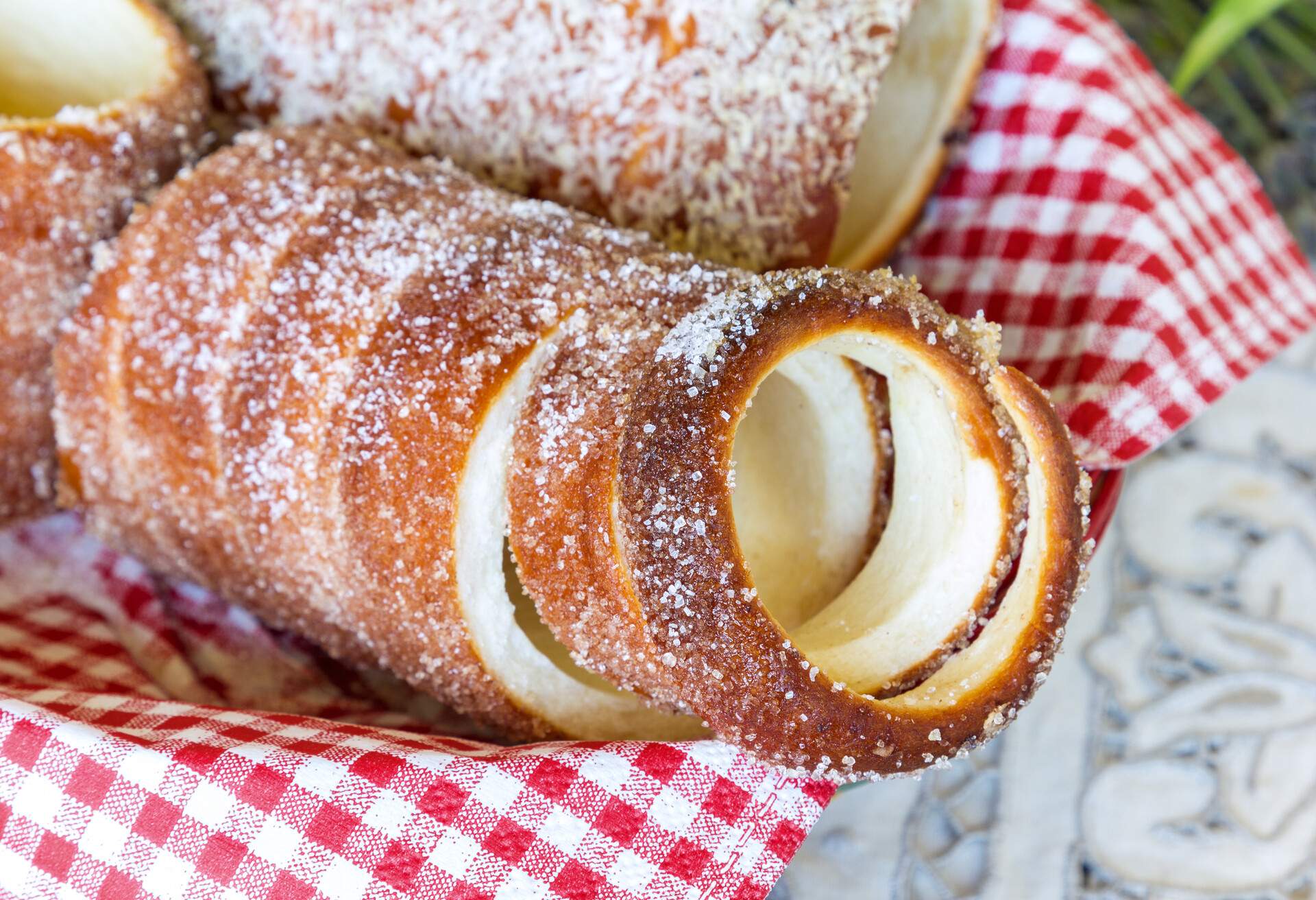 THEME_FOOD_HUNGARIAN_CHIMNEY_CAKE_Kurtoskalacs_GettyImages-1326325478