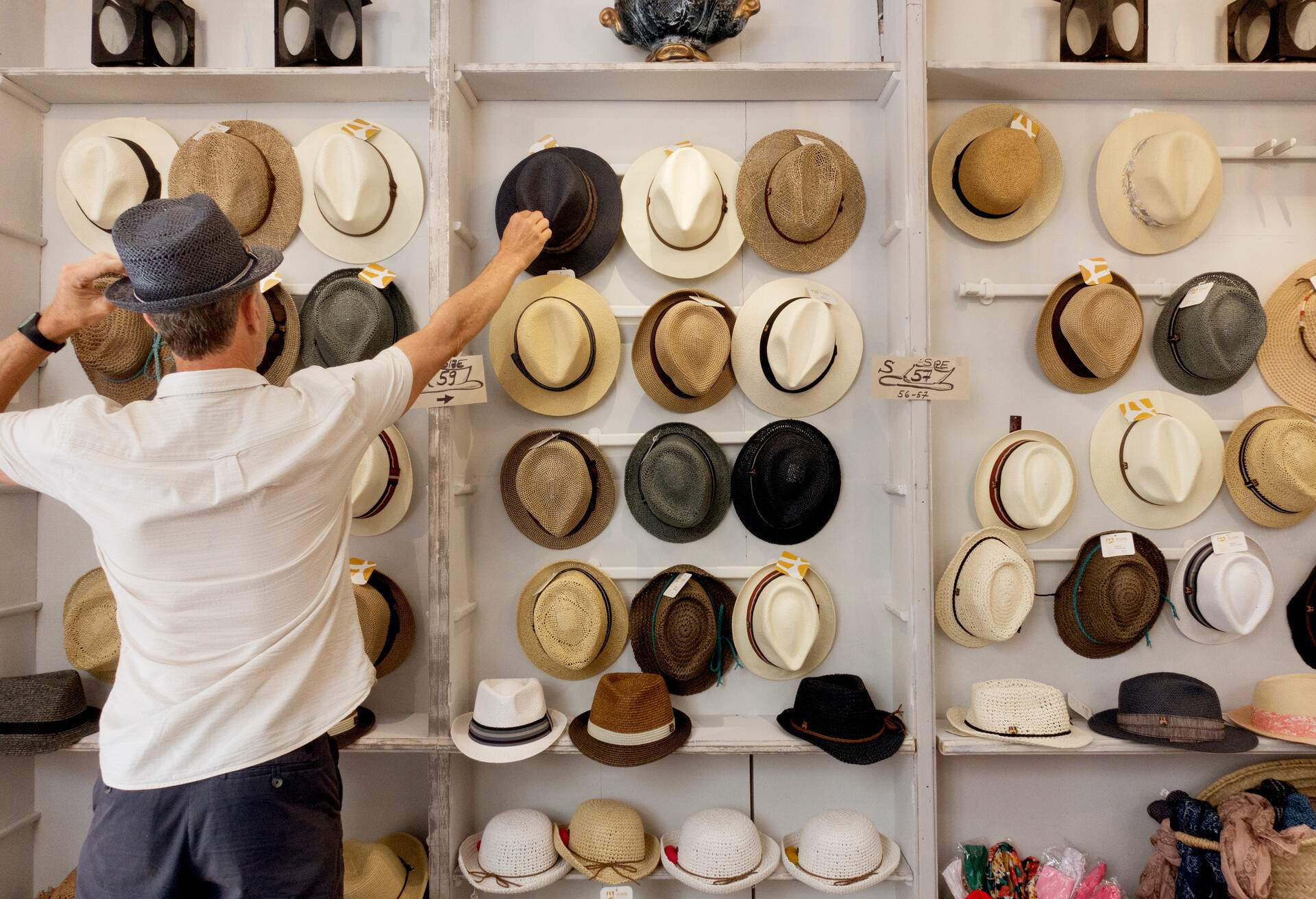 THEME_HAT_SHOPPING_PEOPLE_MAN_GettyImages-1053073806