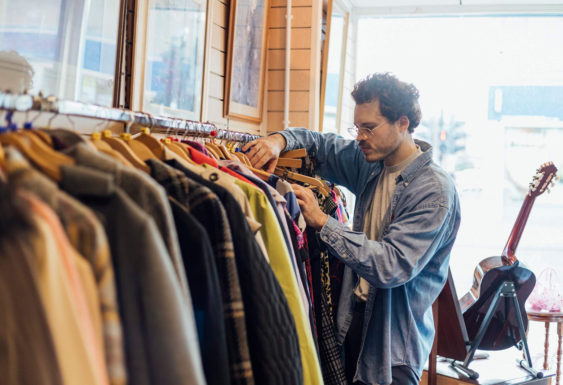 THEME_VINTAGE_SHOPPING_PEOPLE_MAN_GettyImages-1217805751