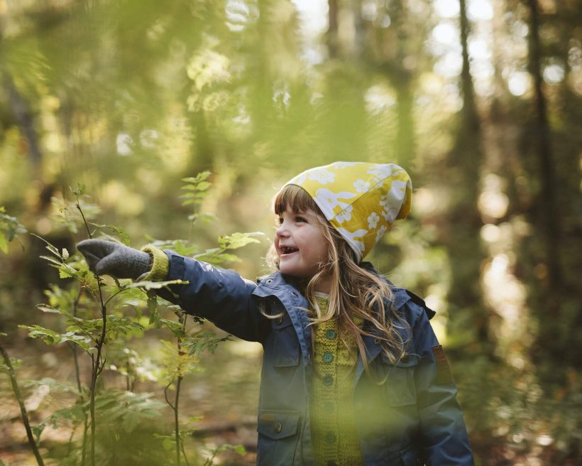 sweden_people_kid_girl_forest_autumn