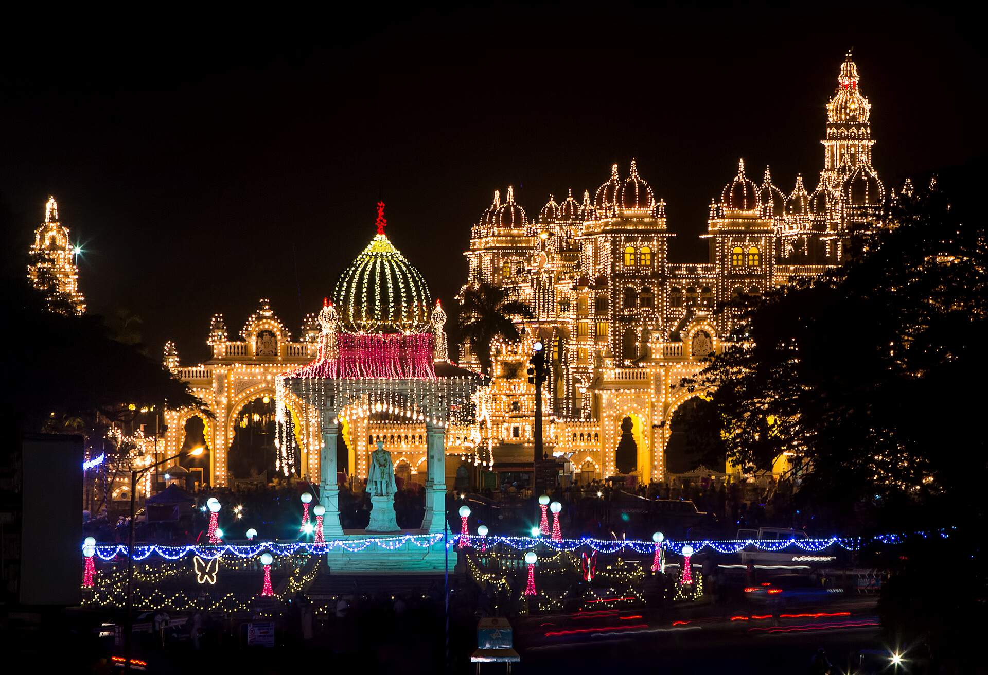 DEST_INDIA_TARNAKATA_MYSORE-PALACE_THEME_Dussehra-Festival_GettyImages-595984024