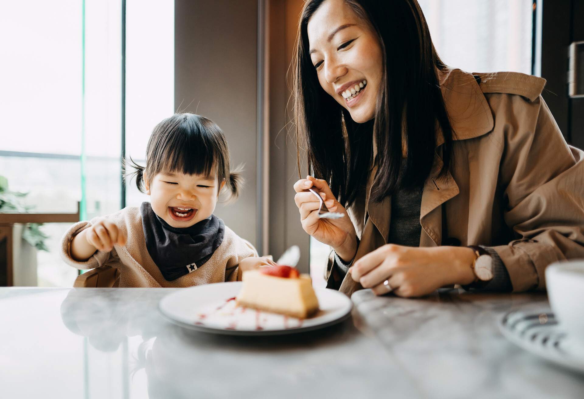 PEOPLE_WOMAN_GIRL_CAFE_CAKE