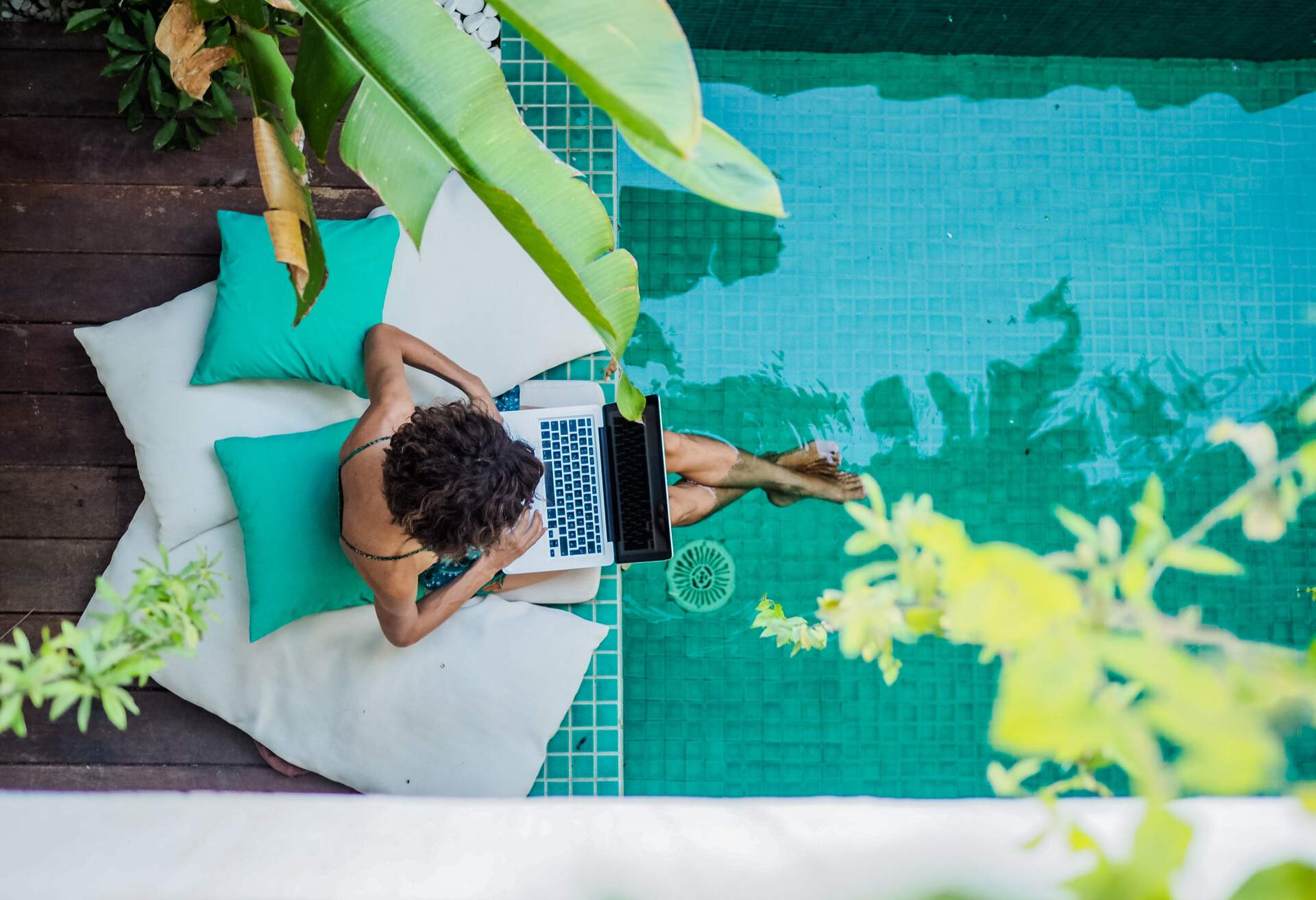 THEME_WOMAN_PERSON_DIGITAL-NOMAD_WORKING_REMOTELY_POOL_DEVICE_LAPTOP_shutterstock_1742840084
