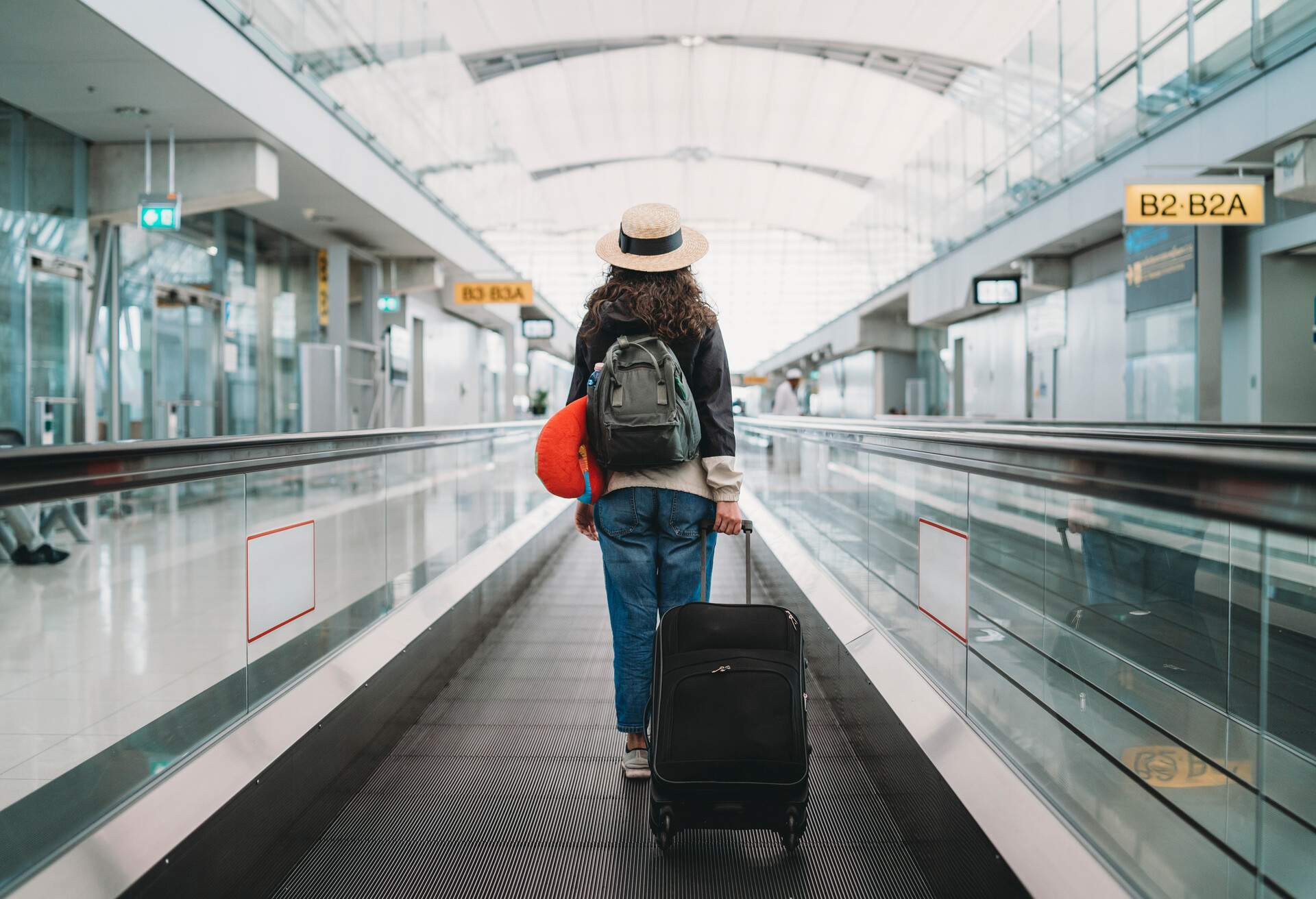 THEME_PERSON_WOMAN_FLIGHT_AIRPORT_LUGGAGE_GettyImages-1135835351-1.jpg