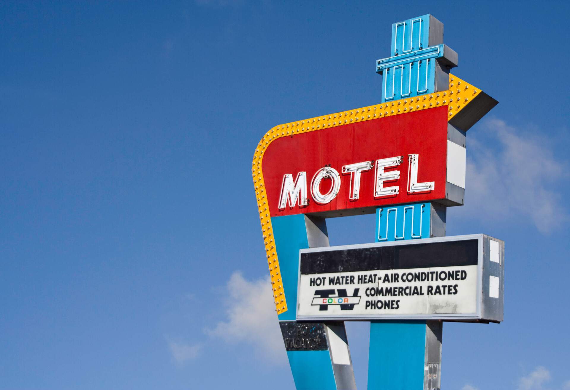 THEME_MOTEL_SIGN_SKY_GettyImages-173242542-5.jpg