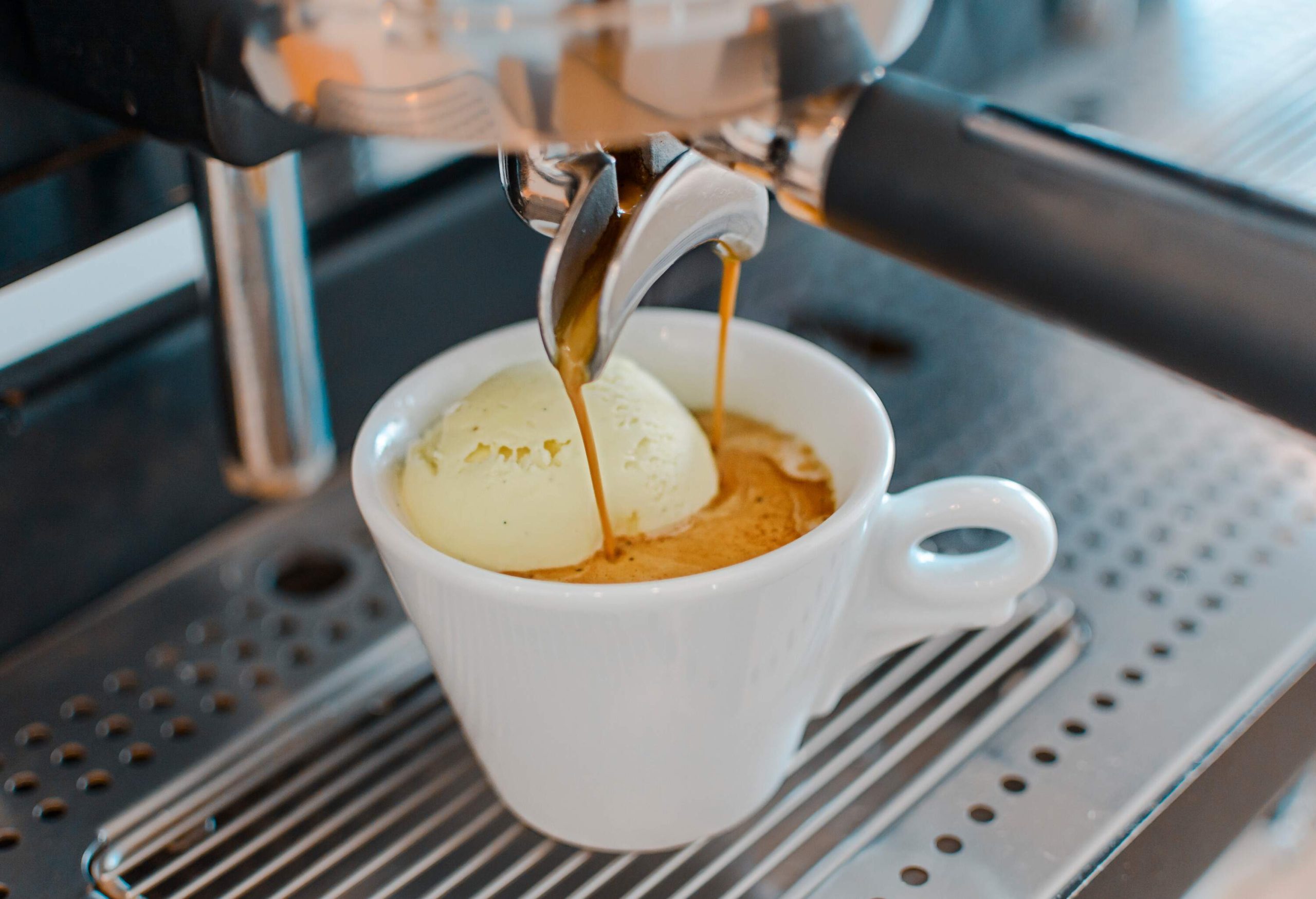 dest_italy_theme_coffee_affogato_gettyimages-1161760143