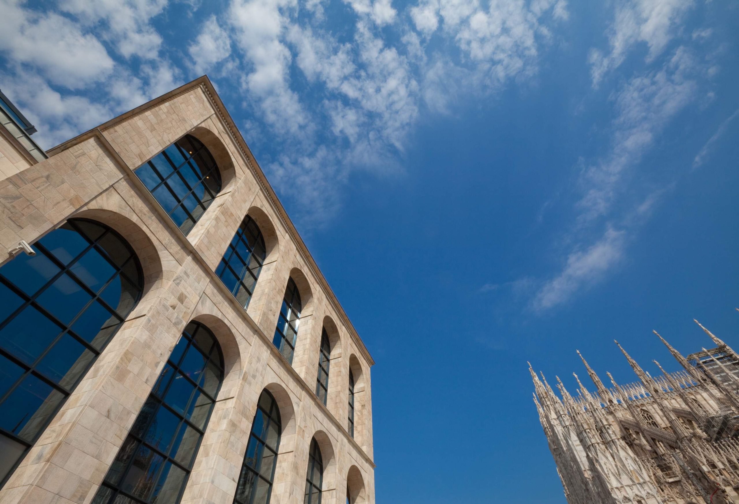 dest_italy_milan_piazza_duomo_arengario_palace_gettyimages-184394327