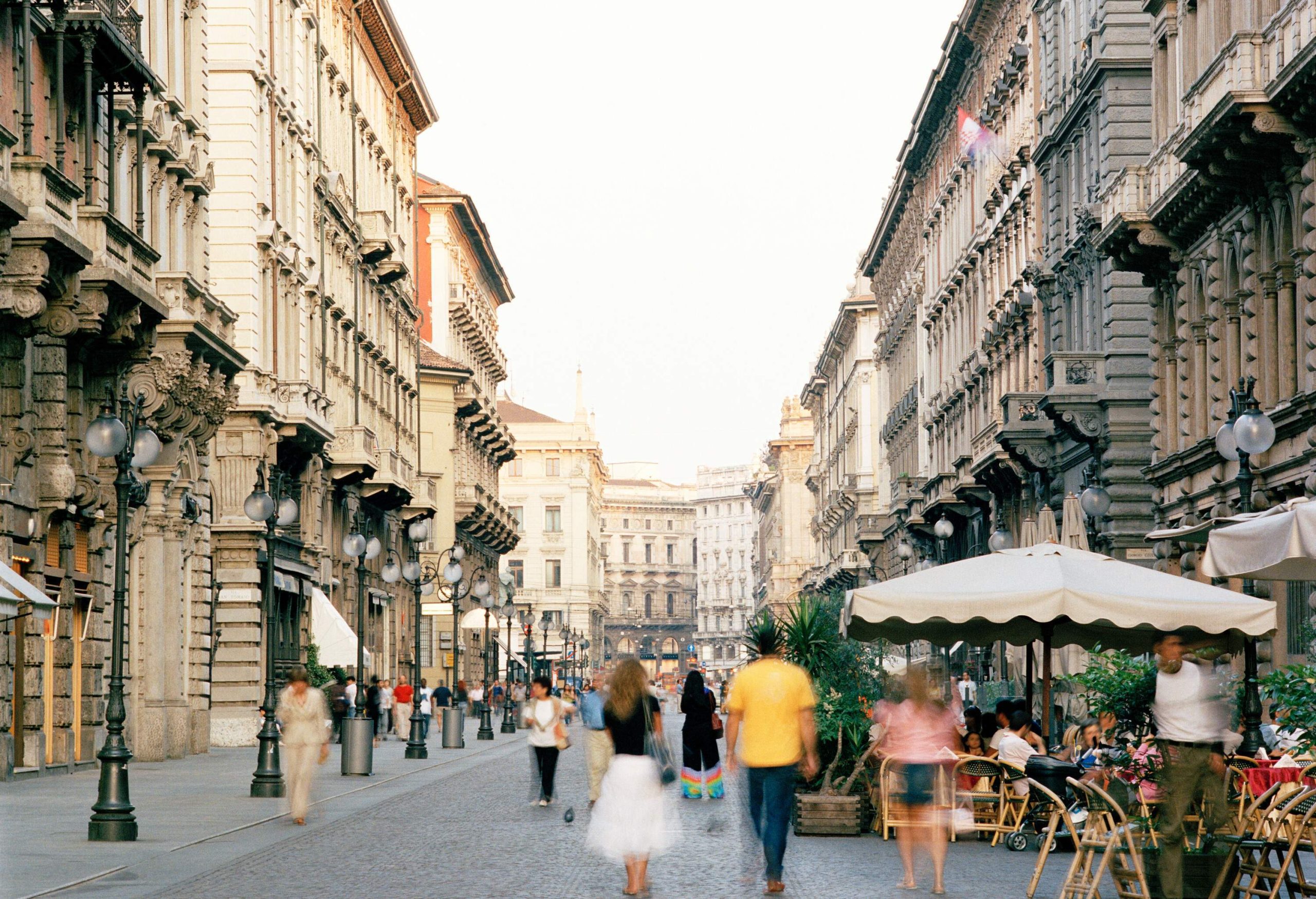 dest_italy_milano_street_restaurant_gettyimages-1398877945