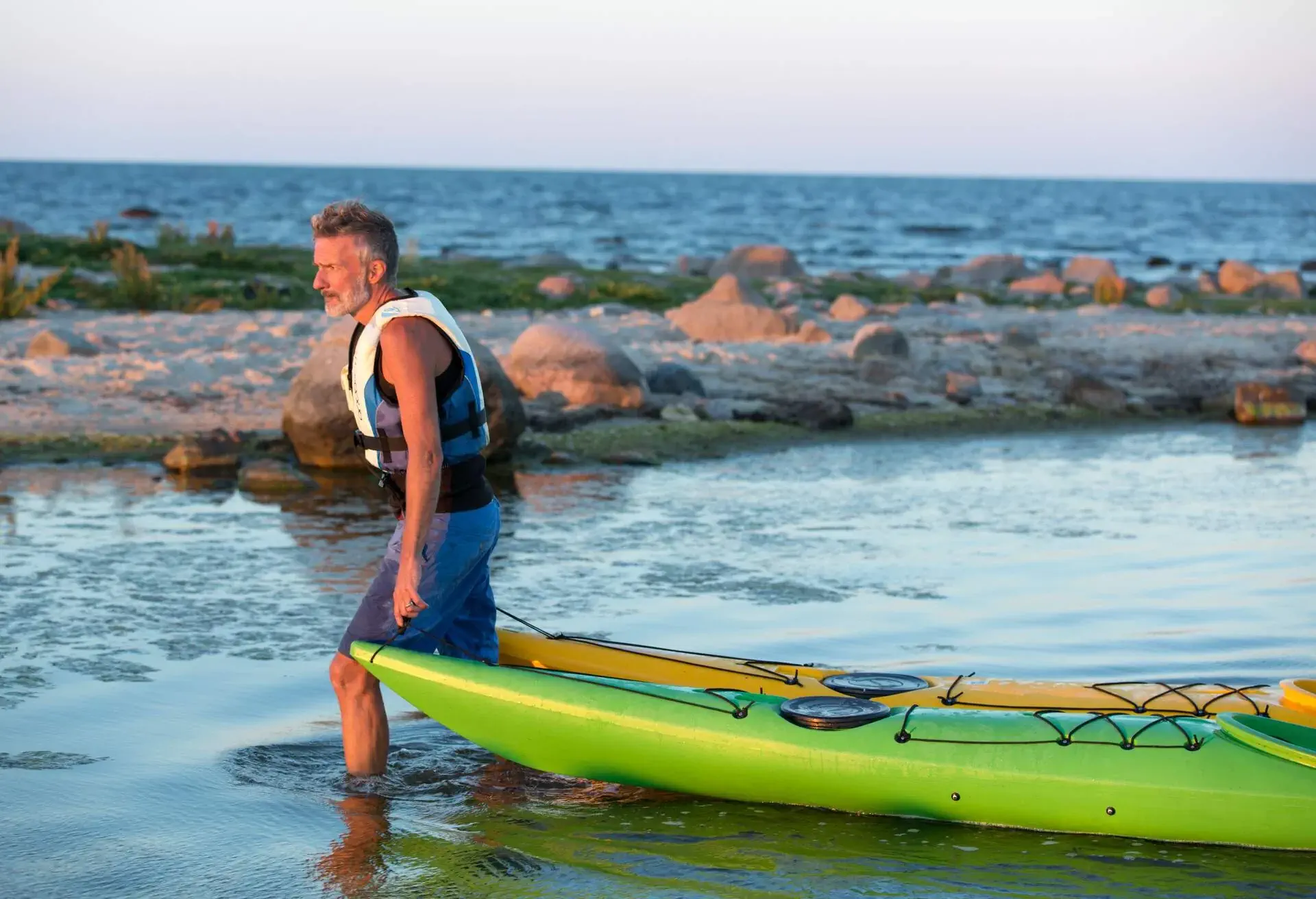 DEST_SWEDEN_OLAND_THEME_PEOPLE_MAN_KAYAK_GettyImages-555170365