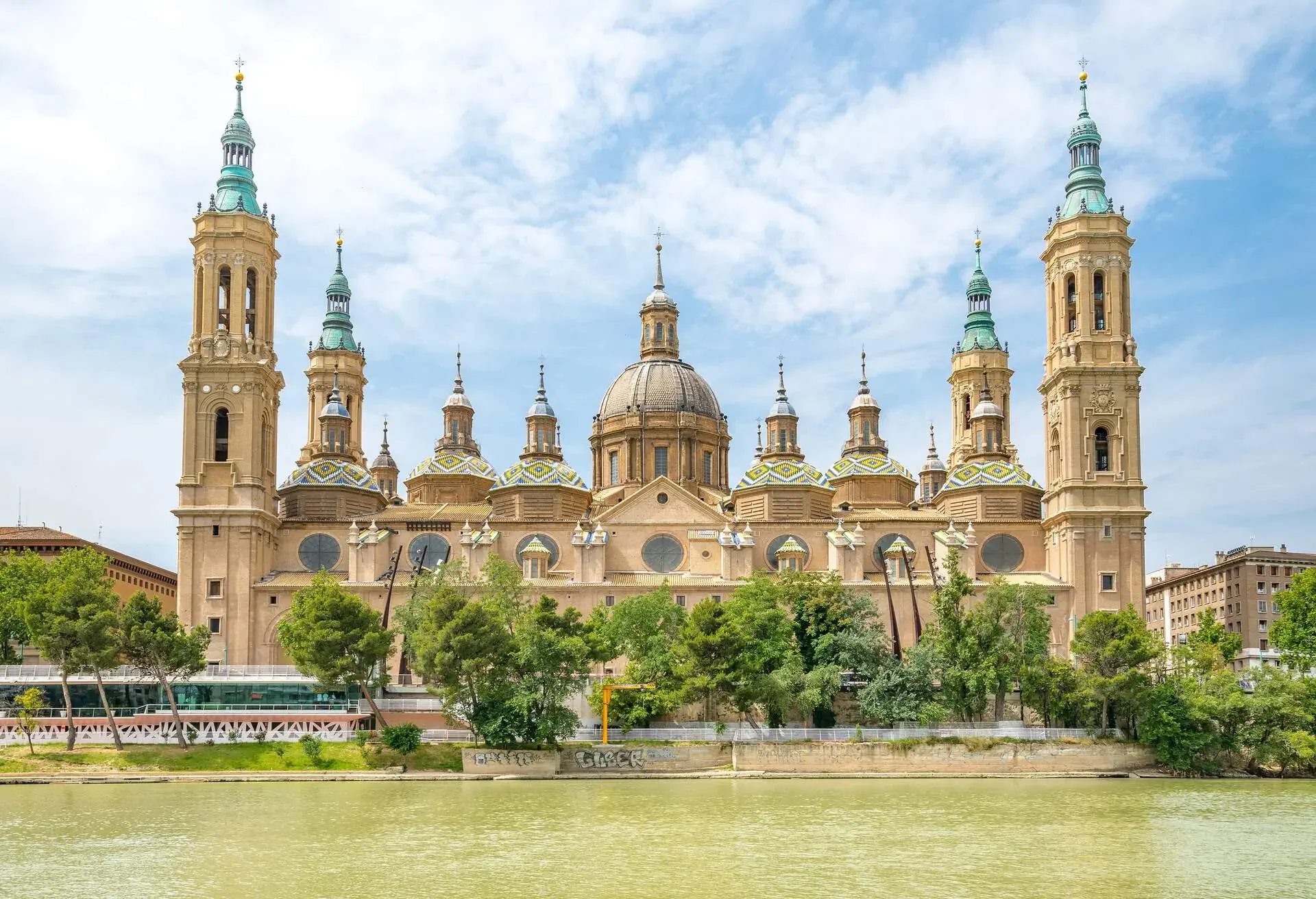 DEST_SPAIN_ZARAGOZA_Basílica-de-Nuestra-Señora-del-Pilar_shutterstock-portfolio_356471507