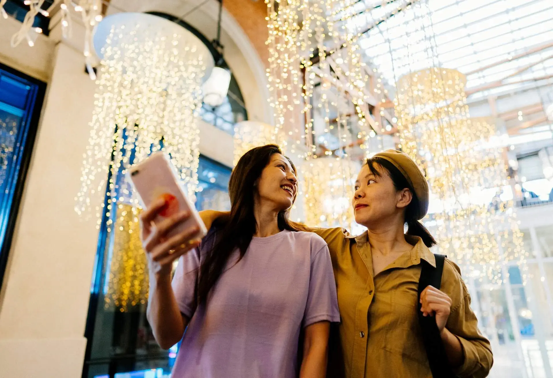 THEME_SHOPPING_LGBTQ-COUPLE_GettyImages-1399831532