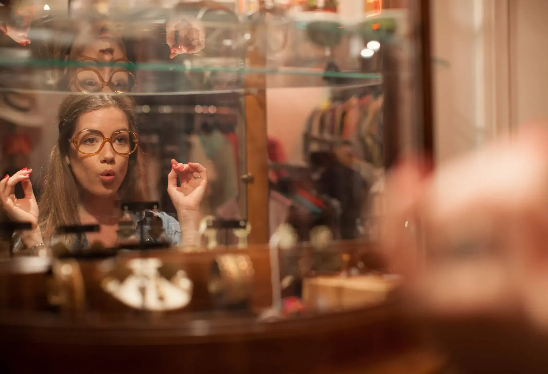 THEME_VINTAGE_SHOPPING_PEOPLE_WOMAN_GettyImages-176638173