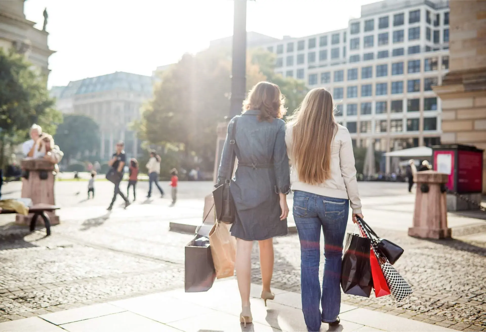 DEST_GERMANY_BERLIN_THEME_PEOPLE_SHOPPING_GettyImages-154939059
