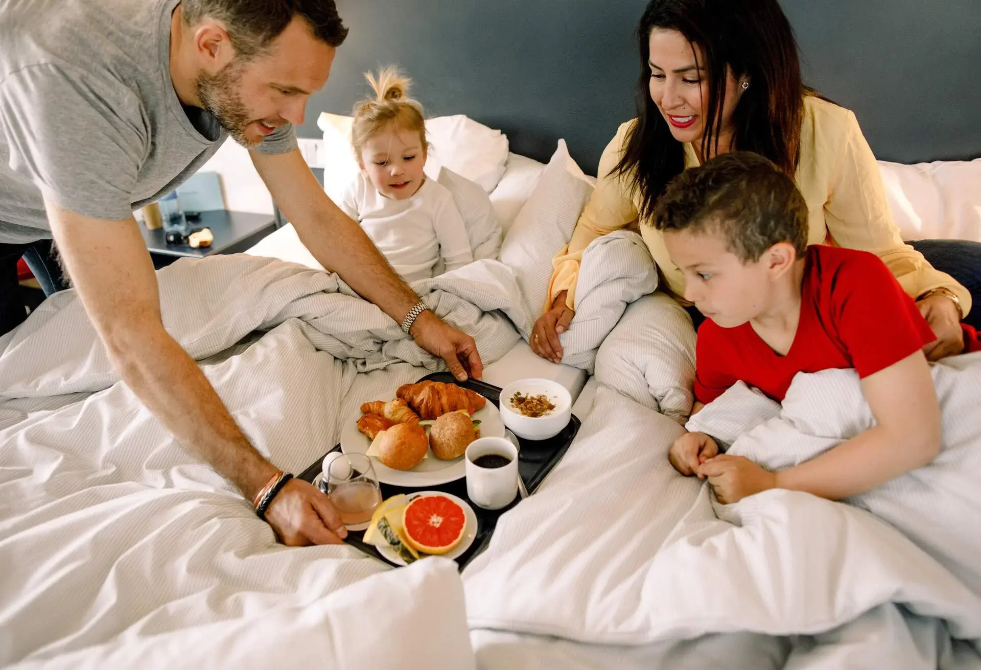 HOTEL_ROOM_DINING