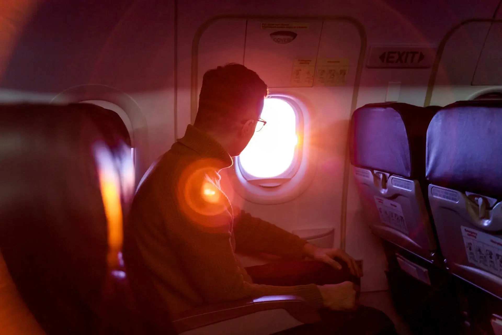 theme_people_man_airplane_flight_window_gettyimages-1148020488_universal_within-usage-period_98334.jpg