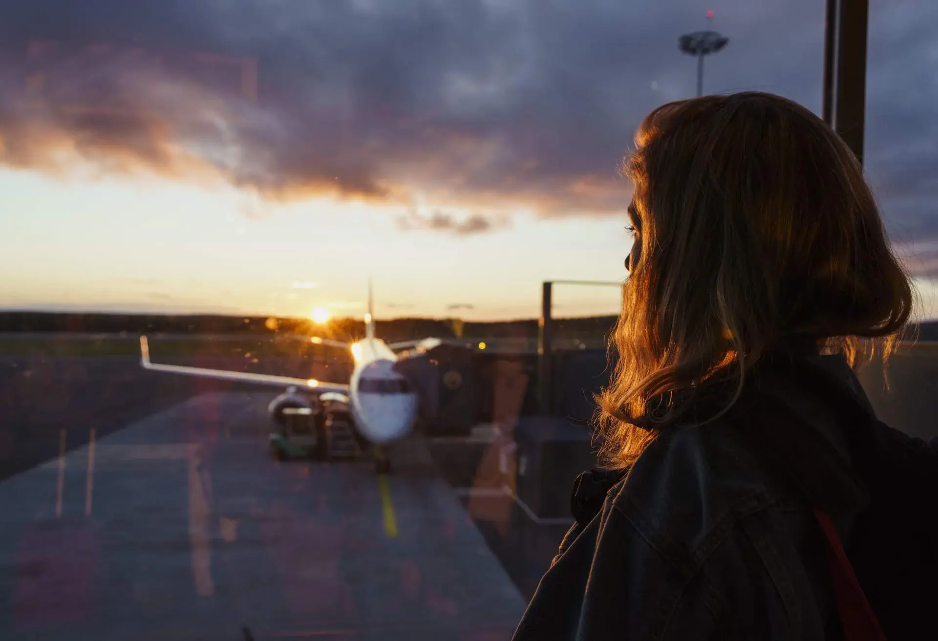 theme_flight_airport_people_woman_gettyimages-1073817850_universal_within-usage-period_91719-2.jpg