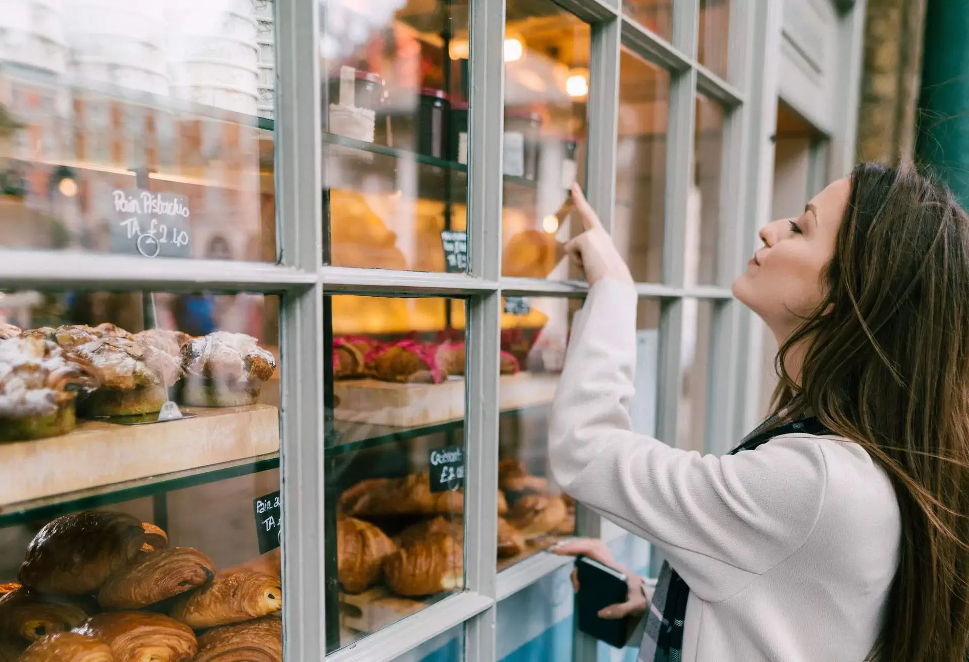 THEME_FOOD_FRENCH_PATISSERIE_BAKERY_PEOPLE_WOMAN_GettyImages-1132706506.jpg