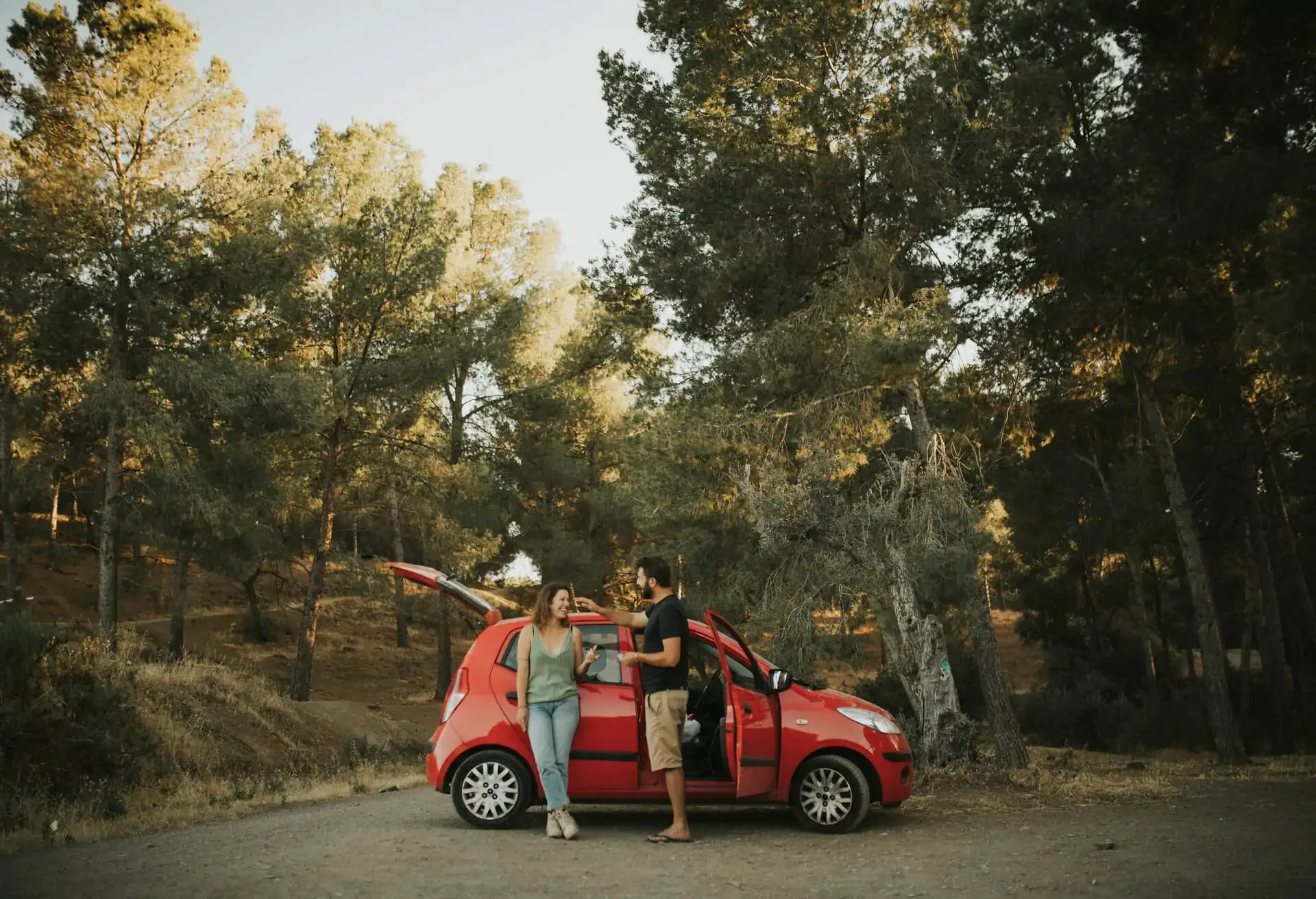 Par, der nyder solskinsvejret, på bilferie i Spanien.