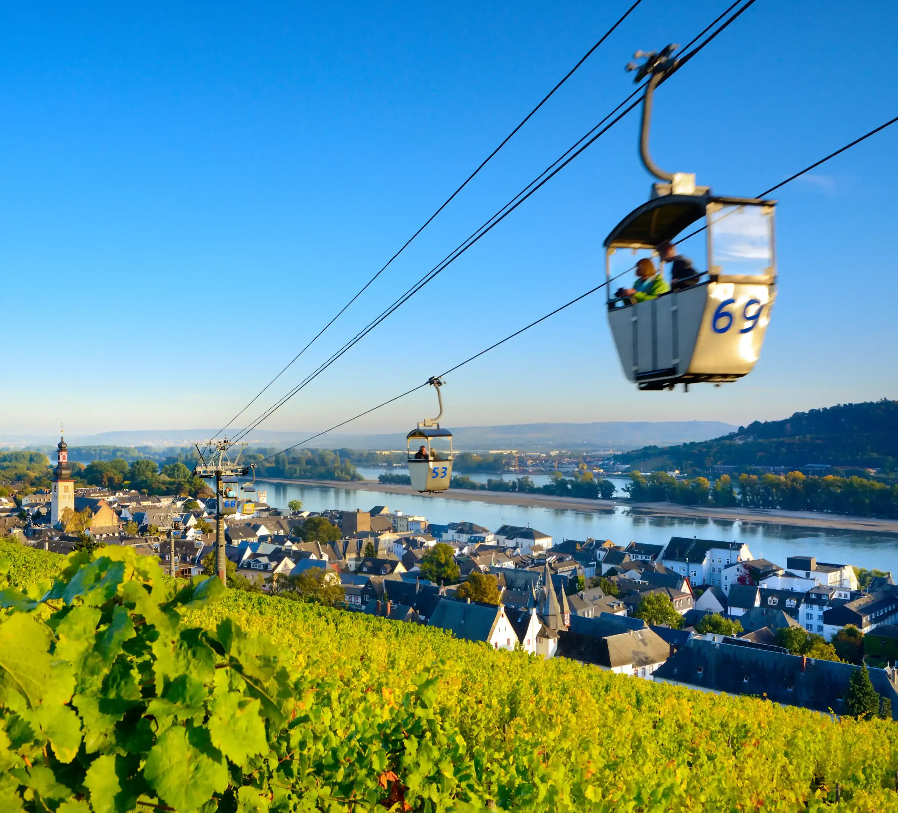 ruedesheim-am-rhein_ruedesheim_aussicht_ueber_die_stadt_mit_der_gondelbahn_oberes_mittelrheintal-1-1-1